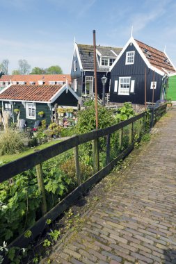 MARKEN - NETHERLANDS - 12 Mayıs 2017 - Hollanda 'nın Waterland belediyesine bağlı bir köydür. Marken Markermeer 'de bir yarımada oluşturur ve Zuiderzee' de eski bir adadır. Marken 'in karakteristik ahşap evleri bir turisttir. 