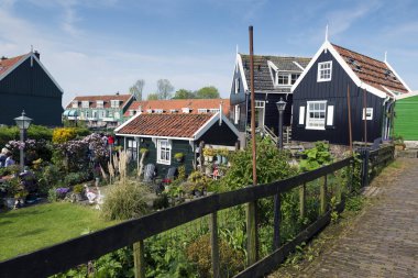 MARKEN - NETHERLANDS - 12 Mayıs 2017 - Hollanda 'nın Waterland belediyesine bağlı bir köydür. Marken Markermeer 'de bir yarımada oluşturur ve Zuiderzee' de eski bir adadır. Marken 'in karakteristik ahşap evleri bir turisttir. 