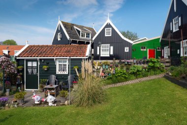 MARKEN - NETHERLANDS - 12 Mayıs 2017 - Hollanda 'nın Waterland belediyesine bağlı bir köydür. Marken Markermeer 'de bir yarımada oluşturur ve Zuiderzee' de eski bir adadır. Marken 'in karakteristik ahşap evleri bir turisttir. 