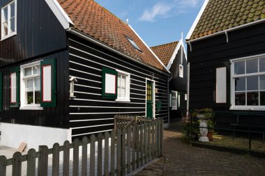 MARKEN - NETHERLANDS - 12 Mayıs 2017 - Hollanda 'nın Waterland belediyesine bağlı bir köydür. Marken Markermeer 'de bir yarımada oluşturur ve Zuiderzee' de eski bir adadır. Marken 'in karakteristik ahşap evleri bir turisttir. 