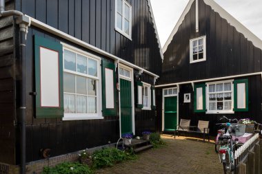 MARKEN - NETHERLANDS - 12 Mayıs 2017 - Hollanda 'nın Waterland belediyesine bağlı bir köydür. Marken Markermeer 'de bir yarımada oluşturur ve Zuiderzee' de eski bir adadır. Marken 'in karakteristik ahşap evleri bir turisttir. 