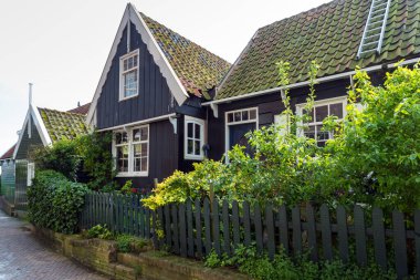 MARKEN - NETHERLANDS - 12 Mayıs 2017 - Hollanda 'nın Waterland belediyesine bağlı bir köydür. Marken Markermeer 'de bir yarımada oluşturur ve Zuiderzee' de eski bir adadır. Marken 'in karakteristik ahşap evleri bir turisttir. 