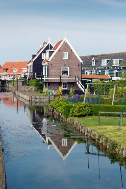 MARKEN - NETHERLANDS - 12 Mayıs 2017 - Hollanda 'nın Waterland belediyesine bağlı bir köydür. Marken Markermeer 'de bir yarımada oluşturur ve Zuiderzee' de eski bir adadır. Marken 'in karakteristik ahşap evleri bir turisttir. 