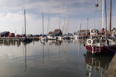 MARKEN - NETHERLANDS - 12 Mayıs 2017: Hollanda 'nın Waterland belediyesine bağlı Marken köyünün limanı. Marken Markermeer 'de bir yarımada oluşturur ve eskiden Zuiderzee' de bir adaydı.. 