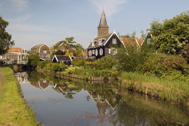 MARKEN - NETHERLANDS - 12 Mayıs 2017 - Hollanda 'nın Waterland belediyesine bağlı bir köydür. Marken Markermeer 'de bir yarımada oluşturur ve Zuiderzee' de eski bir adadır. Marken 'in karakteristik ahşap evleri bir turisttir. 
