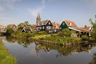 MARKEN - NETHERLANDS - 12 Mayıs 2017 - Hollanda 'nın Waterland belediyesine bağlı bir köydür. Marken Markermeer 'de bir yarımada oluşturur ve Zuiderzee' de eski bir adadır. Marken 'in karakteristik ahşap evleri bir turisttir. 