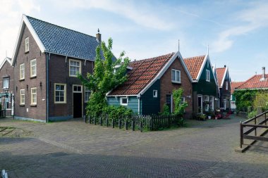 MARKEN - NETHERLANDS - 12 Mayıs 2017 - Hollanda 'nın Waterland belediyesine bağlı bir köydür. Marken Markermeer 'de bir yarımada oluşturur ve Zuiderzee' de eski bir adadır. Marken 'in karakteristik ahşap evleri bir turisttir. 