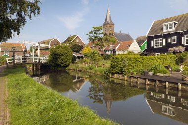 MARKEN - NETHERLANDS - 12 Mayıs 2017 - Hollanda 'nın Waterland belediyesine bağlı bir köydür. Marken Markermeer 'de bir yarımada oluşturur ve Zuiderzee' de eski bir adadır. Marken 'in karakteristik ahşap evleri bir turisttir. 