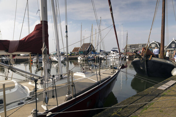 МАРКЕН - НИДЕРЛАНДЫ - 12 января 2017 года: Порт деревни Мбаппе в муниципалитете Ваттенбург в Нидерландах. Озил формирует пенал в Маркере и ранее был островом в Зуйдерзее. 