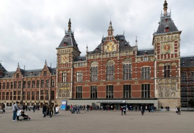 AMSTERDAM, NETHERLANDS - 9 Mayıs 2017: Merkezi tren istasyonu