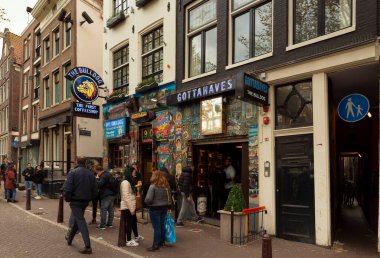 AMSTERDAM, NETHERLANDS - 9 Mayıs 2017: Amsterdam 'ın merkezinde bir kahve dükkanının önündeki insanlar