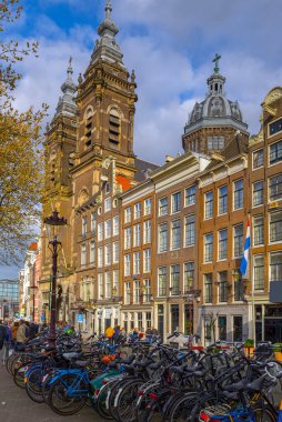 AMSTERDAM, NETHERLANDS - 9 Mayıs 2017: Amsterdam 'ın tarihi merkezinde Katolik St. Nicholas Kilisesi