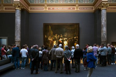 AMSTERDAM, NETHERLANDS - 10 Mayıs 2017: Rijksmuseum 'daki The Night Watch veya The Militia Company of Captain Frans Banning Cocq filmini izleyen insanlar