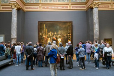 AMSTERDAM, NETHERLANDS - 10 Mayıs 2017: Rijksmuseum 'daki The Night Watch veya The Militia Company of Captain Frans Banning Cocq filmini izleyen insanlar