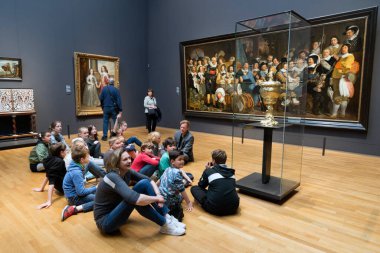 AMSTERDAM, NETHERLANDS - 10 Mayıs 2017: Amsterdam 'da sanat ve tarihe adanmış bir Hollanda Ulusal Müzesi