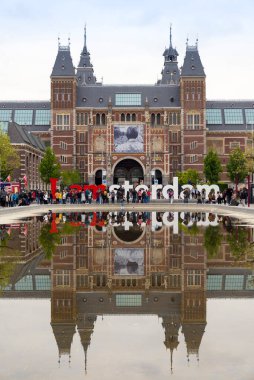 AMSTERDAM, NETHERLANDS 10 MAYIS 2017: Rijksmuseum 'un ana perdesine bakan ikonik I Amsterdam mektupları