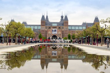 AMSTERDAM, NETHERLANDS 10 MAYIS 2017: Rijksmuseum 'un ana perdesine bakan ikonik I Amsterdam mektupları