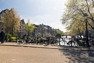 AMSTERDAM, NETHERLANDS - 10 Mayıs 2017: Baharda kanal, Amsterdam 'ın geleneksel manzarası