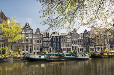 AMSTERDAM, NETHERLANDS - 10 Mayıs 2017: Baharda kanal, Amsterdam 'ın geleneksel manzarası