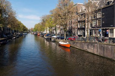AMSTERDAM, NETHERLANDS - 10 Mayıs 2017: Baharda kanal, Amsterdam 'ın geleneksel manzarası