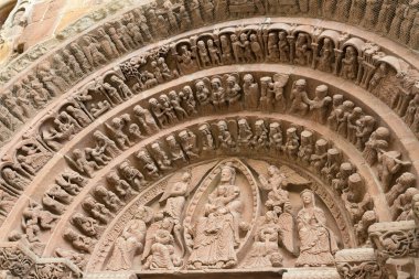 SORIA, İspanya - 2 Kasım 2016: Soria, İspanya 'daki Santo Domingo Romanesk Kilisesi' nin Romen cephesinin ayrıntıları