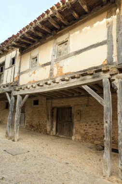 CALATANAZOR, SORIA, İSPA - 3 Kasım 2016: Orta Çağ köyü Calatanazor, Soria, Castilla Leon, İspanya