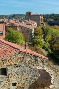 CALATANAZOR, SORIA, İSPA - 3 Kasım 2016: Orta Çağ köyü Calatanazor, Soria, Castilla Leon, İspanya