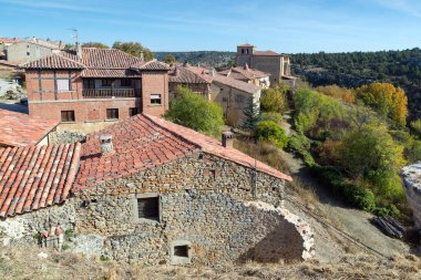 CALATANAZOR, SORIA, İSPA - 3 Kasım 2016: Orta Çağ köyü Calatanazor, Soria, Castilla Leon, İspanya