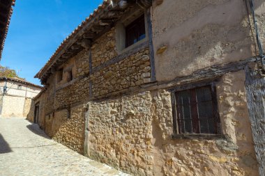 CALATANAZOR, SORIA, İSPA - 3 Kasım 2016: Orta Çağ köyü Calatanazor, Soria, Castilla Leon, İspanya