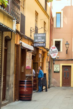 LEON - SPAIN - 16 Ekim 2016: Leon, İspanya 'nın tarihi merkezinde tipik bir Barrio Humedo (Islak Çeyrek) caddesi. Bu mahallede birçok bar ve restoran var.