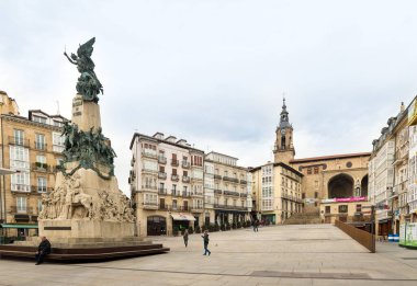 VITORIA-GASTEIZ, İspanya - 16 Ekim 2016: Virgen Blanca Meydanı manzarası. Merkezinde Vitoria Savaşı 'nın anısına dikilmiş bir anıt var..