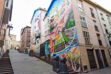 VITORIA-GASTEIZ, İspanya - 16 Ekim 2016: Vitoria, İspanya 'daki Duvar İşletmeleri' nin boyama evleri. IMVG, Vitoria 'nın ortaçağ çeyreğindeki binaların cephelerinde duvar resimleri oluşturuyor..