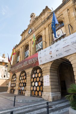 HARO, LA RIOJA, İSPAN - 31 Ağustos 2016: Haro, İspanya 'nın La Rioja eyaletinin kuzeybatısında bulunan bir şehirdir. Kırmızı şarabıyla ünlüdür. 