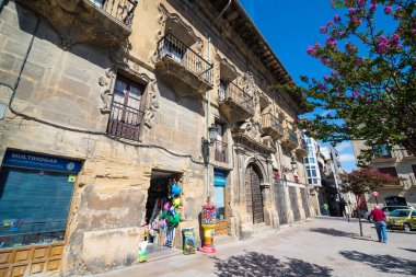 HARO, LA RIOJA, İspanya - 31 Ağustos 2016: Haro İspanya 'nın La Rioja eyaletinin kuzeybatısında bulunan bir şehir ve belediyedir. Kırmızı şarabıyla ünlüdür ve her yıl Haro Şarap Festivali 'nde yerel halk şarap savaşı verir..
