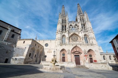 BURGOS, İspanya - 31 Ağustos 2016: Burgos 'un Gotik Katedrali' nin inşaatı 1221 yılında başladı ve esasen 13. yüzyıldan 15. yüzyıla kadar yayıldı. UNESCO 'nun Dünya Mirası Alanı ilan edildi.