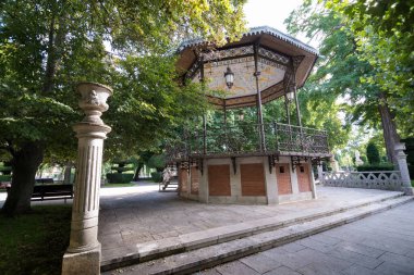 BURGOS, İspanya - 31 AĞUSTOS, 2016: Tarihi şehir merkezinde, Paseo del Espolon 'da 19. yüzyıl orkestrası