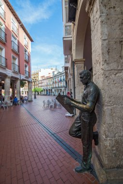 BURGOS, İspanya - 31 AĞUSTOS, 2016: İspanya 'daki Plaza Belediye Başkanı Meydanı' nın yanındaki heykel veya gazete okuyucusu