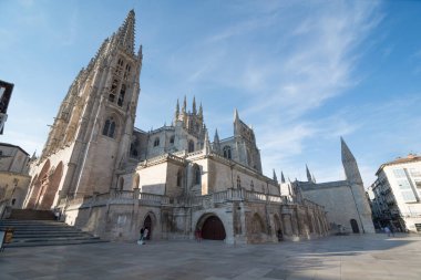 BURGOS, İspanya - 31 Ağustos 2016: Burgos 'un Gotik Katedrali' nin inşaatı 1221 yılında başladı ve esasen 13. yüzyıldan 15. yüzyıla kadar yayıldı. UNESCO 'nun Dünya Mirası Alanı ilan edildi.