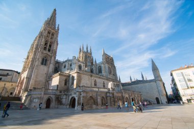 BURGOS, İspanya - 31 Ağustos 2016: Burgos 'un Gotik Katedrali' nin inşaatı 1221 yılında başladı ve esasen 13. yüzyıldan 15. yüzyıla kadar yayıldı. UNESCO 'nun Dünya Mirası Alanı ilan edildi.