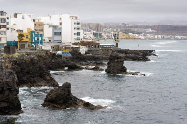 LAS PALMAS, GRAN CANARIA, İspanya - 29 Temmuz 2016: Gran Canaria adasının kıyıları, arka plan Las Palmas şehridir, adanın başkenti
