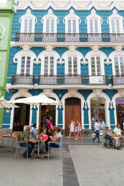 LAS PALMAS, GRAN CANARIA, İspanya - 30 Temmuz 2016: Las Palmas de Gran Canaria, İspanya 'daki ana alışveriş caddesi Calle Triana' daki insanlar 