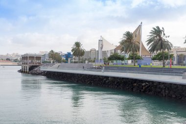 LAS PALMAS, GRAN CANARIA, SPAIN - 2 AĞUSTOS 2016: Santa Catalina parkı boyunca gezinti alanı ve Gran Canaria Adası 'ndaki Las Palmas kentindeki otobüs kavşağı