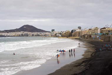 LAS PALMAS DE GRAN Kanada - 29 Temmuz 2016: Las Canteras sahilinde yüzücüler ve sörfçüler Las Palmas, Kanarya Adaları
