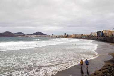 LAS PALMAS DE GRAN Kanada - 29 Temmuz 2016: Las Canteras sahilinde yüzücüler ve sörfçüler Las Palmas, Kanarya Adaları