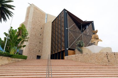 LAS PALMAS DE GRAN CANARIA, İspanya - 29 Temmuz 2016: Alfredo Kraus Auditorium, Las Palmas 'da yer almaktadır. Oscar Tusquets tarafından 1993 ve 1997 yılları arasında inşa edilmiştir.