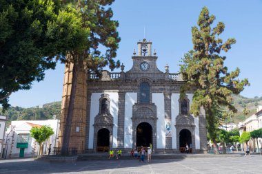 Terör, Büyük Kanarya, İspanya - 1 Ağustos 2016: Teror, Gran Canaria, İspanya 'daki Çam Ana Kilisesi' nin ana cephesine bakın