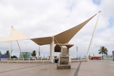 LAS PALMAS DE GRAN Kanada, İspanya - 1 Ağustos 2016: Las Palmas, İspanya 'da Santa Catalina otobüs kavşağı. Burası ana iletişim merkezlerinden biri.