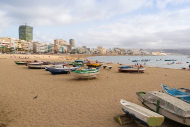 LAS PALMAS DE GRAN CANARIA, İspanya - 1 AĞUSTOS 2016: Las Canteras sahilinde balıkçı tekneleri Las Palmas, Kanarya Adaları