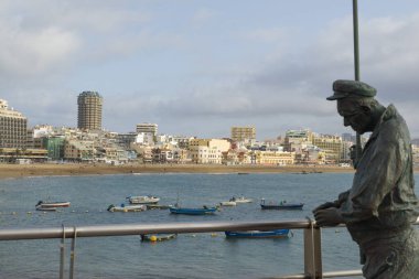LAS PALMAS DE GRAN CANARIA, İspanya - 1 Ağustos 2016: Las Palmas kentindeki ölü balıkçılara heykel. Heykeltıraş Navarro Chano Betancor
