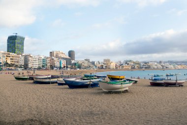 LAS PALMAS DE GRAN CANARIA, İspanya - 1 AĞUSTOS 2016: Las Canteras sahilinde balıkçı tekneleri Las Palmas, Kanarya Adaları